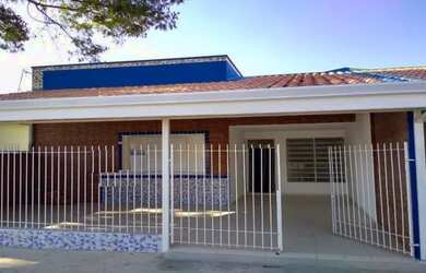 Imagem: A casa possui 3 Dormitórios, 3 Banheiros, 2 Vagas na garagem