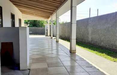 Imagem: A casa possui 2 Dormitórios, 1 Banheiro, 3 Vagas na garagem