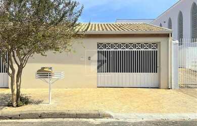 Imagem: A casa possui 3 Dormitórios, 3 Banheiros, 3 Vagas na garagem