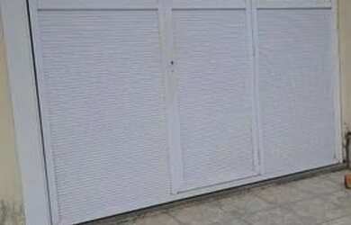 Imagem: A casa possui 4 Dormitórios, 1 Banheiro, 1 Vaga na garagem