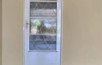 Imagem: A casa possui 2 Dormitórios, 2 Banheiros, 1 Vaga na garagem