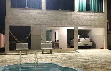 Imagem: A casa possui 4 Dormitórios, 3 Banheiros, 5 Vagas na garagem