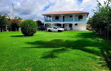 Imagem: A casa possui 4 Dormitórios, 5 Banheiros, 5 Vagas na garagem