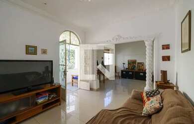 Imagem: A casa possui 4 Dormitórios, 4 Banheiros, 1 Vaga na garagem