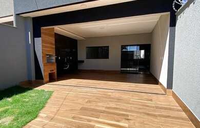 Imagem: A casa possui 3 Dormitórios, 3 Banheiros, 2 Vagas na garagem