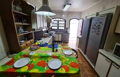 Imagem: A casa possui 3 Dormitórios, 2 Banheiros, 1 Vaga na garagem