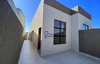 Imagem: A casa possui 3 Dormitórios, 2 Banheiros, 2 Vagas na garagem