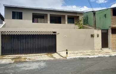 Imagem: A casa possui 3 Dormitórios, 2 Banheiros, 3 Vagas na garagem