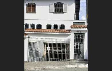 Imagem: A casa possui 3 Dormitórios, 3 Banheiros, 5 Vagas na garagem