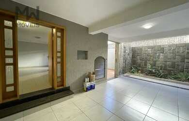 Imagem: A casa possui 3 Dormitórios, 3 Banheiros, 3 Vagas na garagem