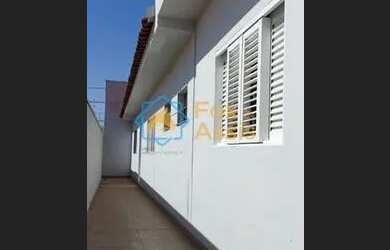 Imagem: A casa possui 3 Dormitórios, 3 Banheiros, 1 Vaga na garagem