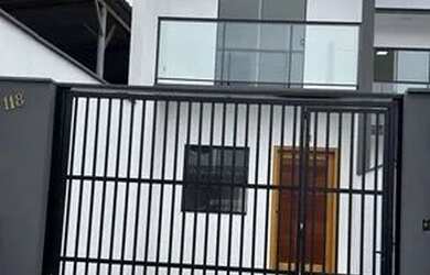 Imagem: A casa possui 2 Dormitórios, 2 Banheiros, 1 Vaga na garagem