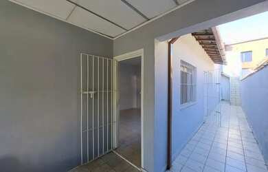 Imagem: A casa possui 2 Dormitórios, 2 Banheiros, 1 Vaga na garagem