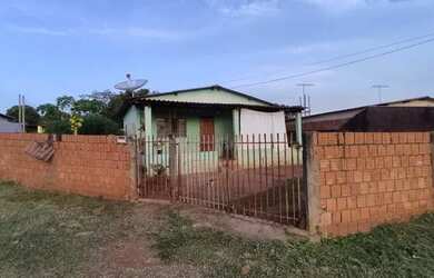 Imagem: A casa possui 2 Dormitórios, 1 Banheiro, 2 Vagas na garagem