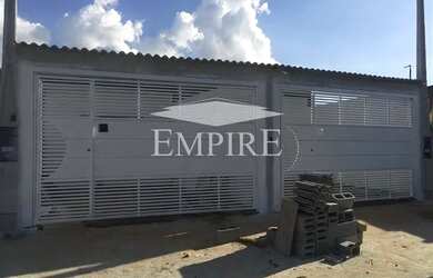 Imagem: A casa possui 3 Dormitórios, 1 Banheiro, 2 Vagas na garagem