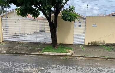 Imagem: A casa possui 2 Dormitórios, 1 Banheiro, 3 Vagas na garagem
