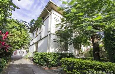 Imagem: A casa possui 4 Dormitórios, 3 Banheiros, 5 Vagas na garagem