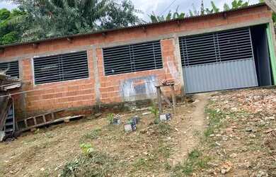 Imagem: A casa possui 3 Dormitórios, 1 Banheiro, 3 Vagas na garagem