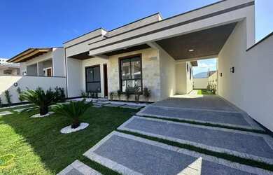 Imagem: A casa possui 3 Dormitórios, 2 Banheiros, 2 Vagas na garagem