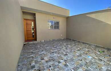 Imagem: A casa possui 2 Dormitórios, 2 Banheiros, 2 Vagas na garagem