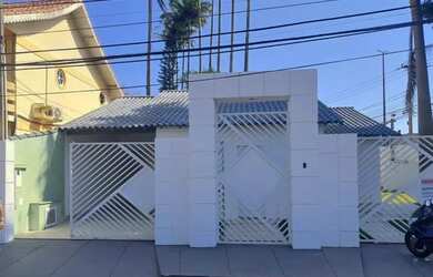 Imagem: A casa possui 3 Dormitórios, 1 Banheiro, 2 Vagas na garagem