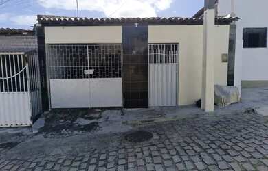 Imagem: A casa possui 3 Dormitórios, 1 Banheiro, 1 Vaga na garagem