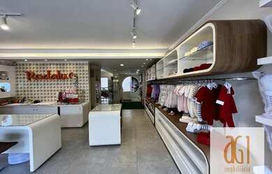 Imagem: O depósito para alugar possui 4 Vagas na garagem e 152m² de