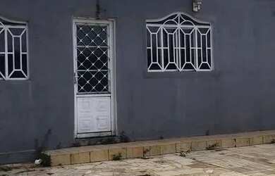 Imagem: A casa possui 4 Dormitórios, 1 Banheiro, 3 Vagas na garagem