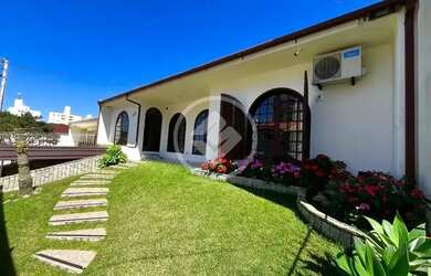 Imagem: A casa possui 4 Dormitórios, 4 Banheiros, 2 Vagas na garagem