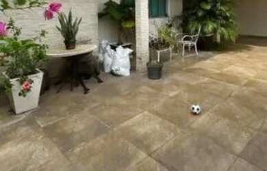 Imagem: A casa possui 3 Dormitórios, 2 Vagas na garagem e está localizado