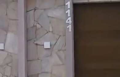 Imagem: A casa possui 3 Dormitórios, Acomodam 10 pessoas, 5 Vagas na