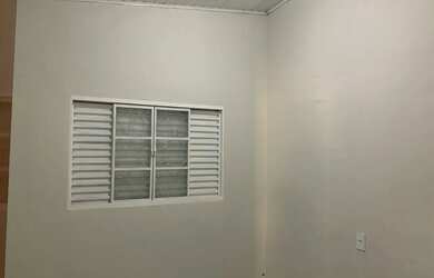 Imagem: A casa possui 3 Dormitórios, 2 Banheiros, 1 Vaga na garagem