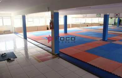 Imagem: O depósito possui 2 Vagas na garagem, 400m² de Área e está