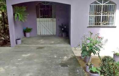 Imagem: A casa possui 2 Dormitórios, 1 Banheiro, 2 Vagas na garagem