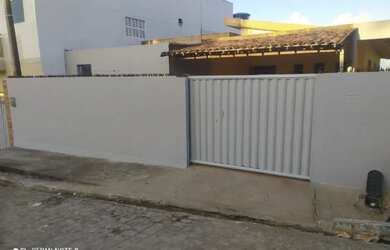 Imagem: A casa possui 3 Dormitórios, 2 Banheiros, 1 Vaga na garagem