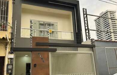 Imagem: A casa possui 4 Dormitórios, 3 Banheiros, 2 Vagas na garagem