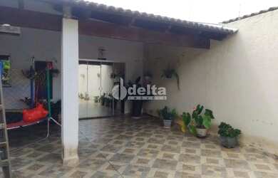 Imagem: A casa possui 2 Dormitórios, 2 Banheiros, 1 Vaga na garagem