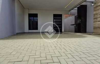 Imagem: A casa possui 3 Dormitórios, 2 Banheiros, 4 Vagas na garagem