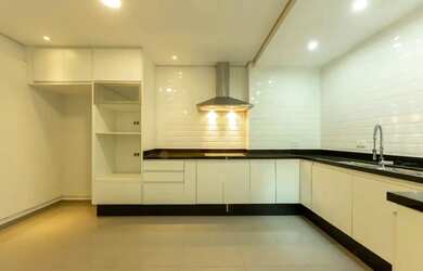 Imagem: A casa possui 3 Dormitórios, 5 Banheiros, 2 Vagas na garagem