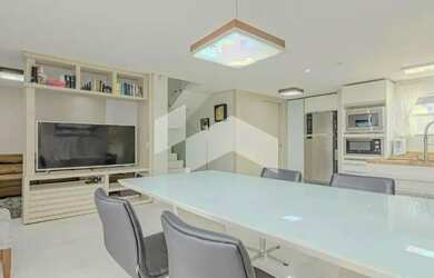 Imagem: A casa possui 3 Dormitórios, 3 Banheiros, 5 Vagas na garagem