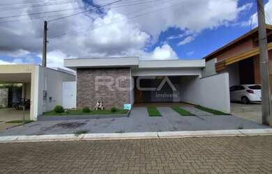 Imagem: A casa em condomínio possui 3 Dormitórios, 2 Banheiros, 2