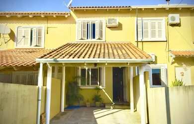 Imagem: A casa possui 2 Dormitórios, 2 Banheiros, 2 Vagas na garagem