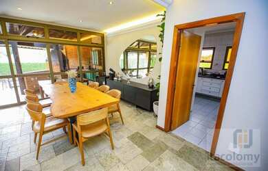 Imagem: A casa em condomínio possui 4 Dormitórios, 5 Banheiros, 5