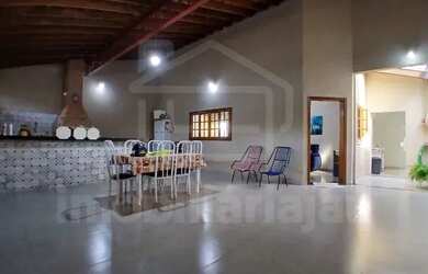 Imagem: A casa possui 2 Dormitórios, 1 Banheiro, 2 Vagas na garagem