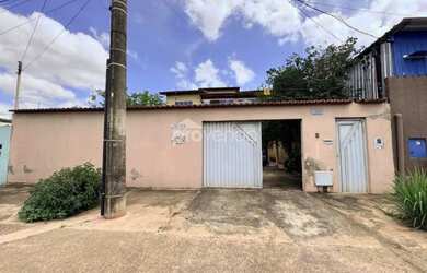 Imagem: A casa possui 5 Dormitórios, 4 Banheiros, 265m² de Área e