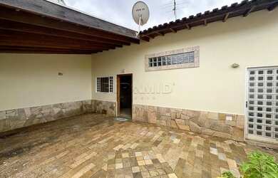 Imagem: A casa para alugar possui 3 Dormitórios, 2 Banheiros, 2 Vagas