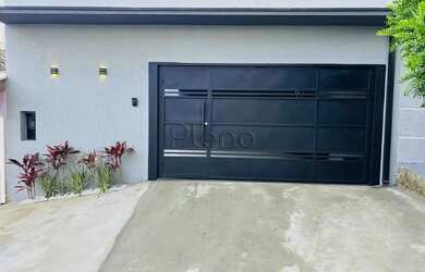 Imagem: A casa possui 3 Dormitórios, 2 Banheiros, 2 Vagas na garagem