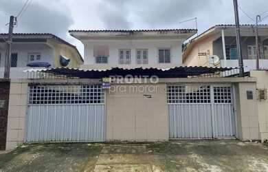 Imagem: A casa possui 3 Dormitórios, 2 Banheiros, 3 Vagas na garagem