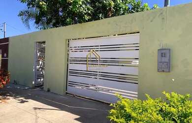 Imagem: A casa possui 2 Dormitórios, 1 Banheiro, 2 Vagas na garagem