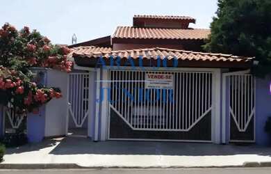 Imagem: A casa possui 3 Dormitórios, 2 Banheiros, 2 Vagas na garagem